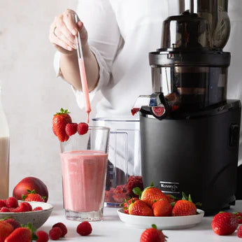 How to Properly Use the Smoothie Strainer