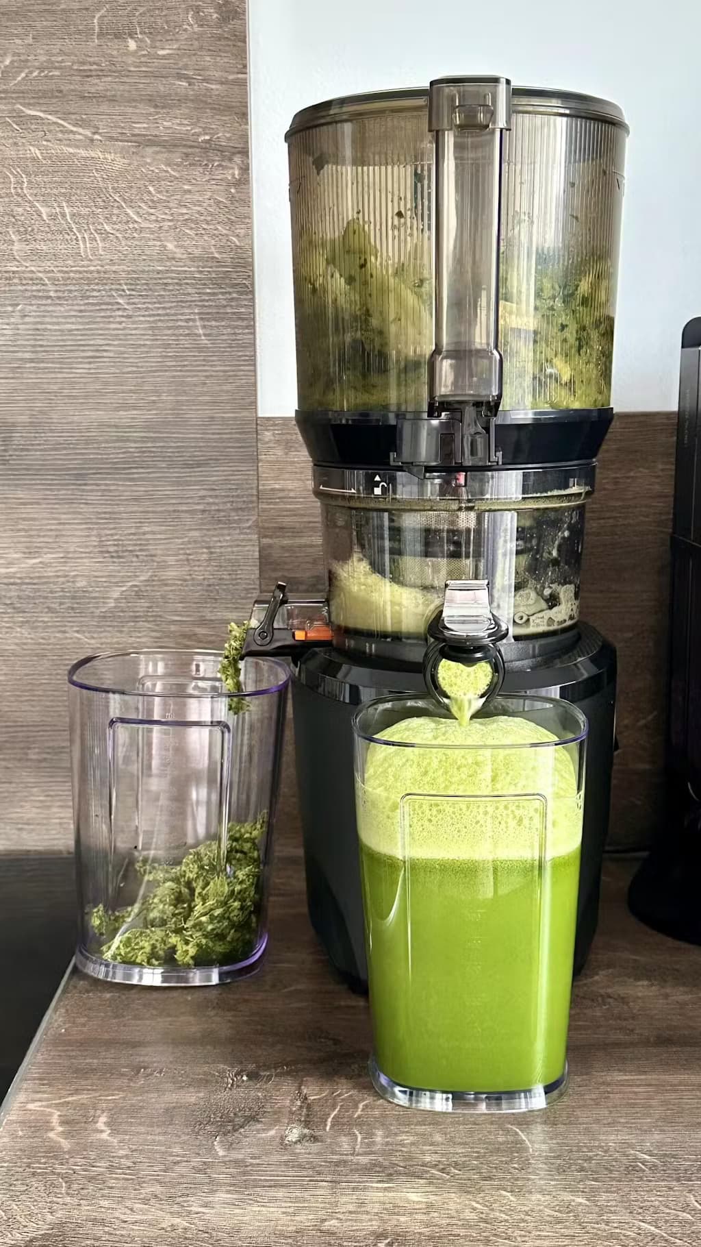 Recenze na šnekový odšťavňovač Kuvings