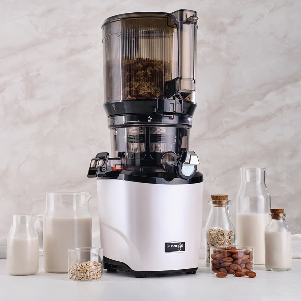 šnekový odšťavňovač v bílé barvě.